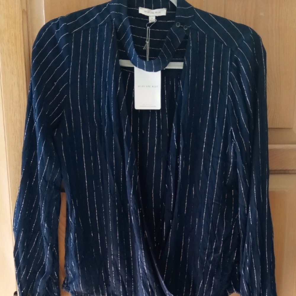Skye's Blue Wrap Waist Blouse Dark Blue and Silver threads Size Small NWT - Picture 4 of 7